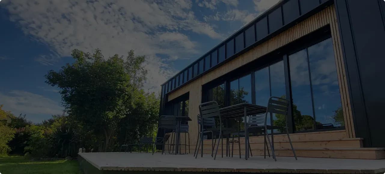 Showroom FARS avec baies vitrées modernes