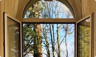 Fenêtre ouverte sur un jardin