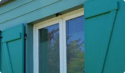 Volets modernes installés sur une façade